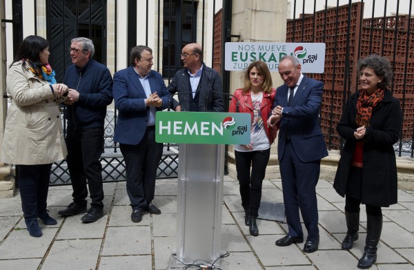 Autogobernuari buruzko ekitaldia. Legebiltzarraren aurrean. Almudena Otaola, Mikel Legarda