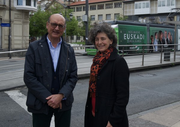 Autogobernuari buruzko ekitaldia. Legebiltzarraren aurrean. Almudena Otaola, Mikel Legarda