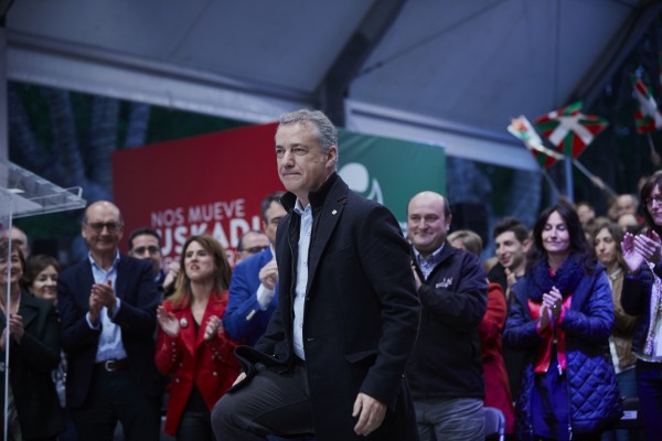 Mitin Arenal. Aitor Esteban, Almudena Otaola, Maribel Vaquero, Iñigo Urkullu, Andoni Ortuzar. Bilbao 