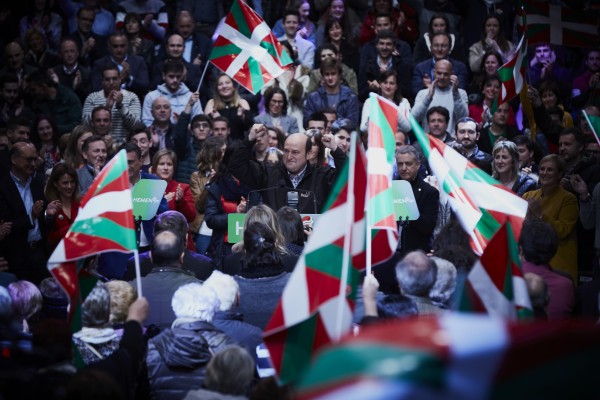 Mitin Arenal. Aitor Esteban, Almudena Otaola, Maribel Vaquero, Iñigo Urkullu, Andoni Ortuzar. Bilbao 