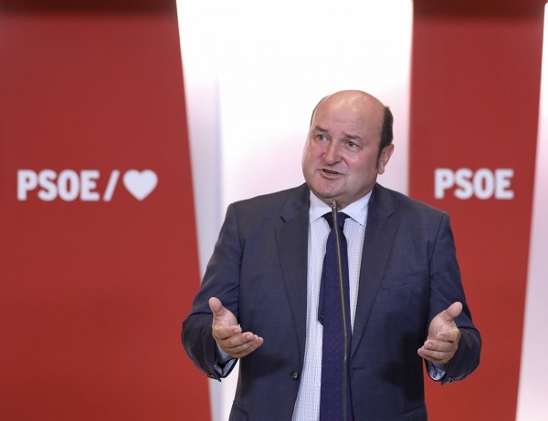 Andoni Ortuzar y Aitor Esteban se han reunido con Pedro Sanchez en Ferraz