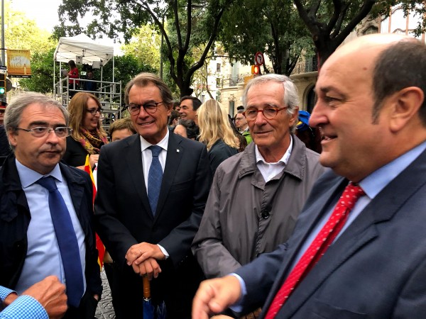 Euzkadi Buru Batzarreko presidentea eta Joseba Aurrekoetxea burukidea Bartzelonan PDeCAT-eko kideekin batera izan dira, EAJ-PNVren ordezkari gisa, Rafael Casanovari urtero egin ohi zaion lore eskaintz