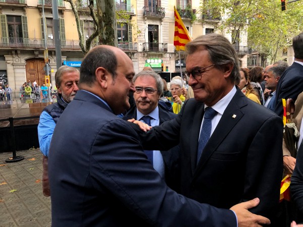 El presidente del Euzkadi Buru Batzar y el burukide Joseba Aurrekoetxea han asistido en Barcelona a la ofrenda floral a Rafael Casanova en representación de EAJ-PNV y en compañía del PDeCAT