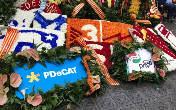El presidente del Euzkadi Buru Batzar y el burukide Joseba Aurrekoetxea han asistido en Barcelona a la ofrenda floral a Rafael Casanova en representación de EAJ-PNV y en compañía del PDeCAT