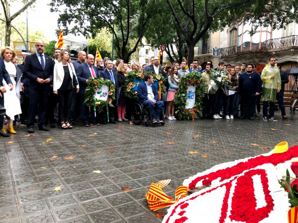 El presidente del Euzkadi Buru Batzar y el burukide Joseba Aurrekoetxea han asistido en Barcelona a la ofrenda floral a Rafael Casanova en representación de EAJ-PNV y en compañía del PDeCAT