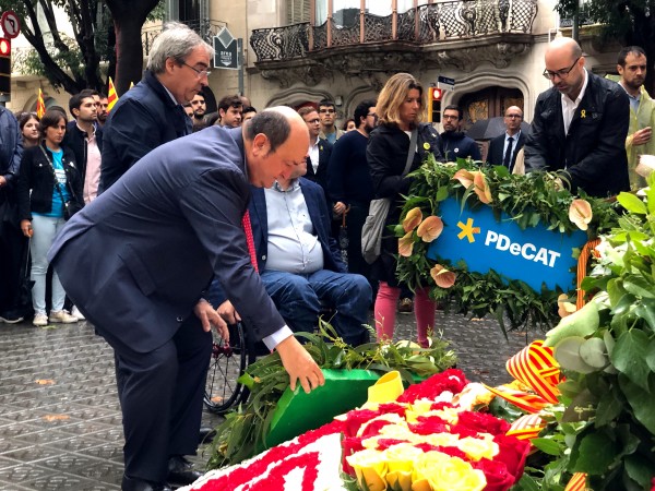 El presidente del Euzkadi Buru Batzar y el burukide Joseba Aurrekoetxea han asistido en Barcelona a la ofrenda floral a Rafael Casanova en representación de EAJ-PNV y en compañía del PDeCAT