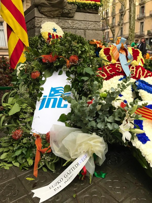 El presidente del Euzkadi Buru Batzar y el burukide Joseba Aurrekoetxea han asistido en Barcelona a la ofrenda floral a Rafael Casanova en representación de EAJ-PNV y en compañía del PDeCAT