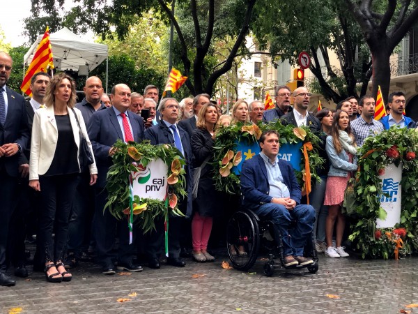El presidente del Euzkadi Buru Batzar y el burukide Joseba Aurrekoetxea han asistido en Barcelona a la ofrenda floral a Rafael Casanova en representación de EAJ-PNV y en compañía del PDeCAT