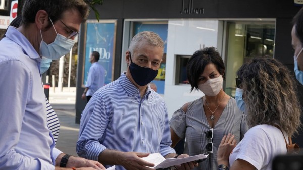 Paseo por Vitoria Gasteiz. Jone Berriozabal, Gorka Urtaran, Iñigo Urkullu.