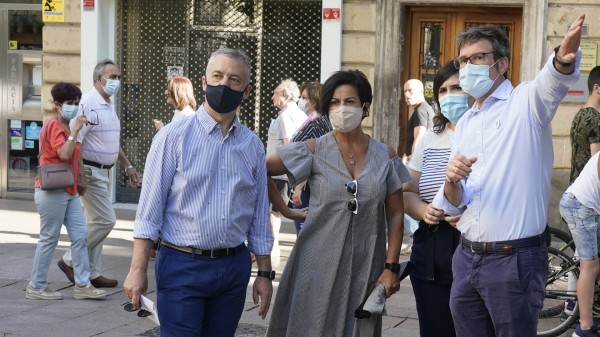 Paseo por Vitoria Gasteiz. Jone Berriozabal, Gorka Urtaran, Iñigo Urkullu.