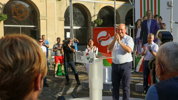 Mitin Zumarraga. Bakartxo Tejeria, Iñigo Urkullu, Andoni Ortuzar.