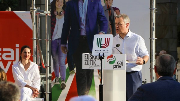 Mitin Zumarraga. Bakartxo Tejeria, Iñigo Urkullu, Andoni Ortuzar.