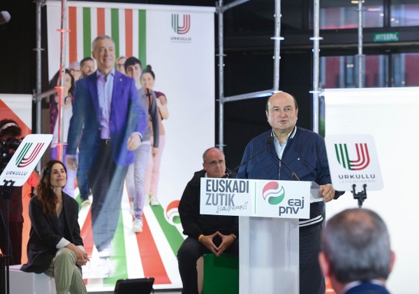 Mitin Azpeitia. Bakartxo Tejeria, Joseba Egibar, Andoni Ortuzar.