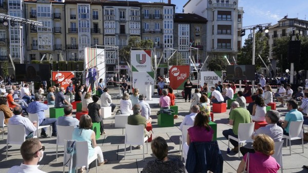 Mitina Vitoria-Gasteiz. Jone Berriozabal, Iñigo Urkullu, Andoni Ortuzar.