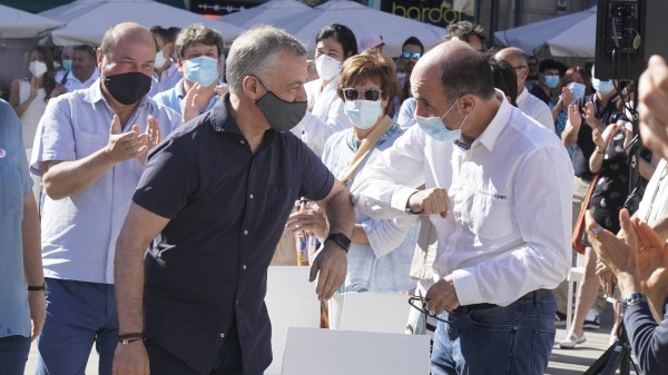 Mitina Vitoria-Gasteiz. Jone Berriozabal, Iñigo Urkullu, Andoni Ortuzar.