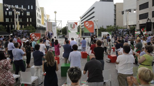 Mitin Donostia. Bakartxo Tejeria, Iñigo Urkullu, Andoni Ortuzar	