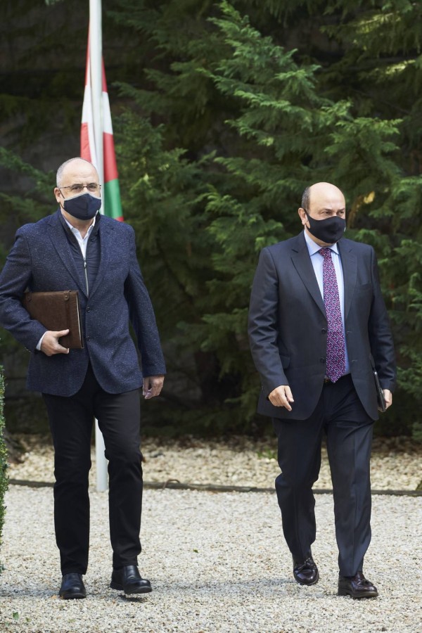 El Lehendakari se reúne con los representantes de EAJ-PNV y PSE