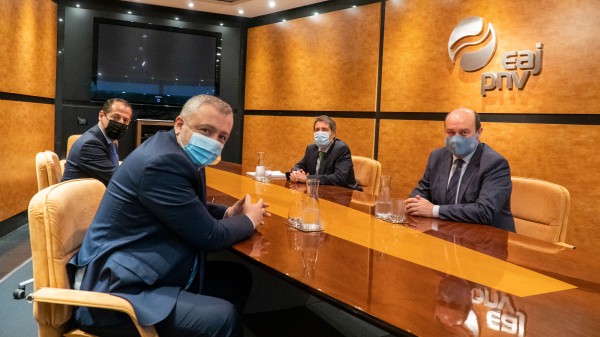 Andoni Ortuzar, se ha reunido hoy en Sabin Etxea con el embajador de Georgia, Ilia Giorgadze