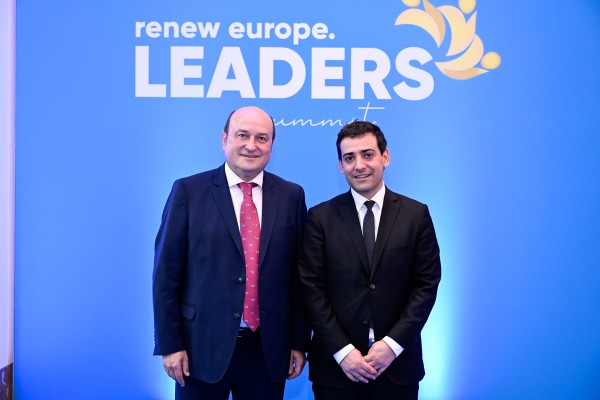 Andoni Ortuzar y Stéphane Séjourné en la cumbre de Renew Europe en Bruselas