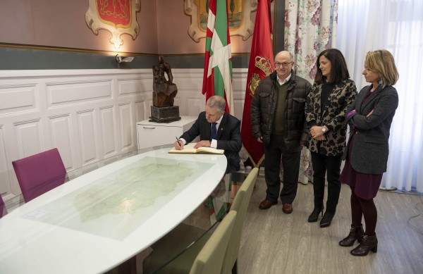 Homenaje del Ayuntamiento de Azkoitia a Julene Urzelai