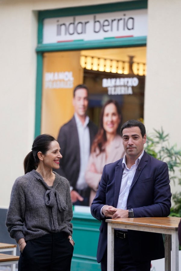Imanol Pradales inaugura en Donostia un punto de encuentro electoral