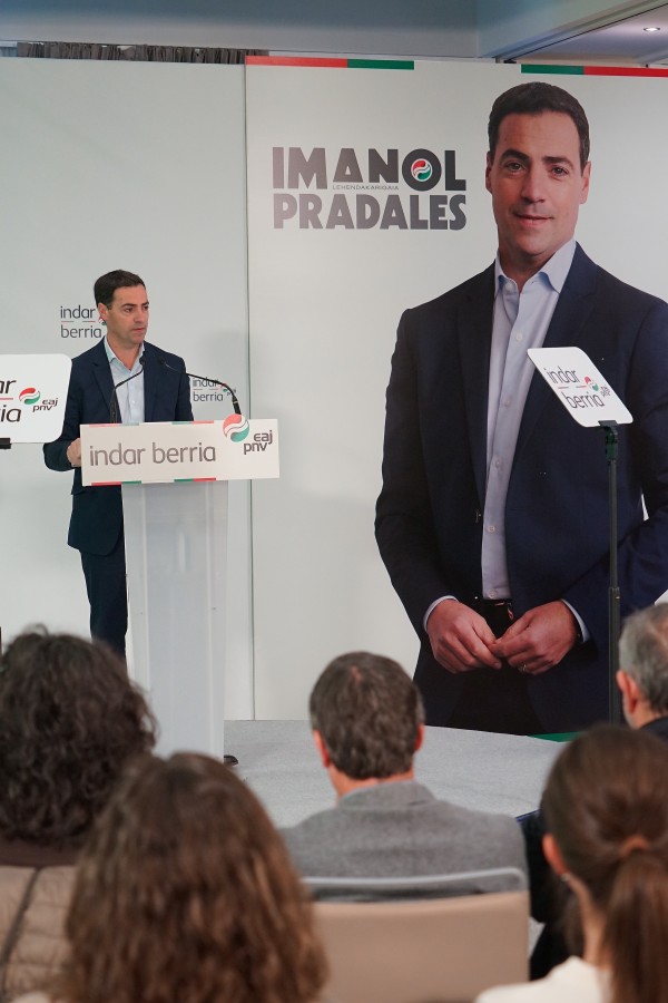 Imanol Pradalesek eta Andoni Ortuzarrek Eusko Legebiltzarrerako 2024 hauteskunde-programa aurkeztu dute