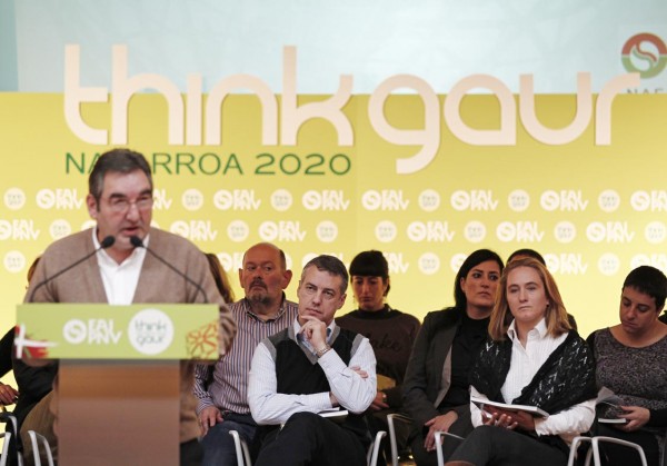 IÑIGO URKULLU SIGUE CON ATENCIÓN LAS PALABRAS DE JOSE ANGEL AGIRREBENGOA