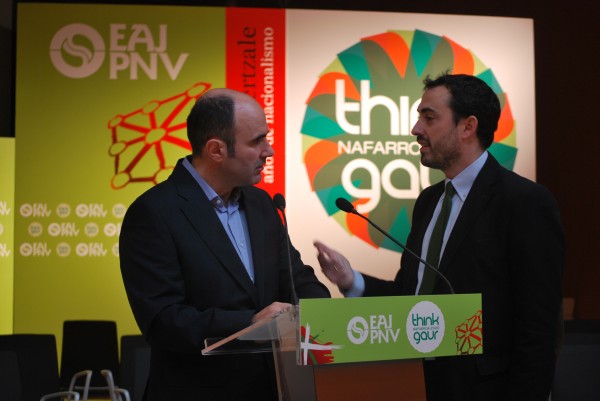 MANU AYERDI E IÑIGO ZABALZA PREPARANDO SU INTERVENCIÓN