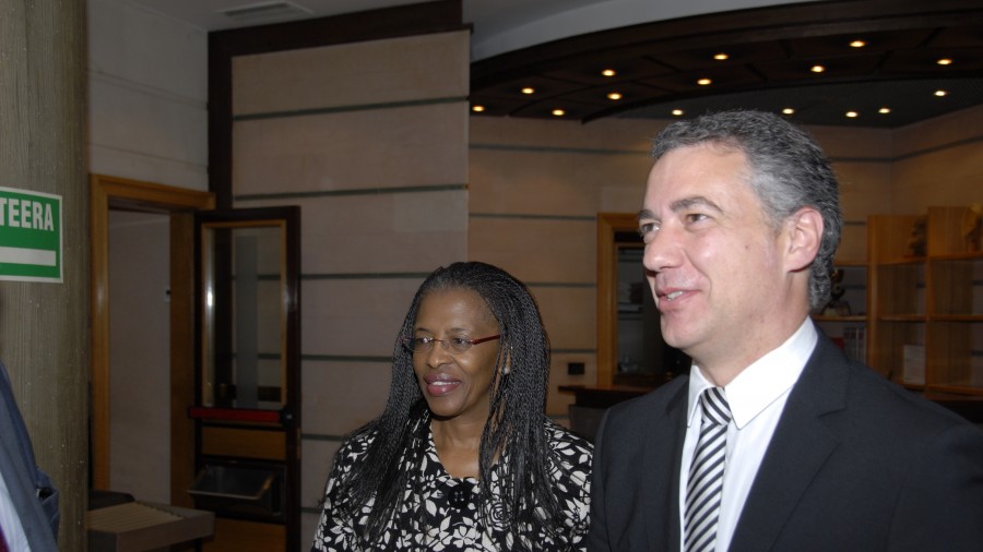 Hego Afrikako enbaxadorearen bisita