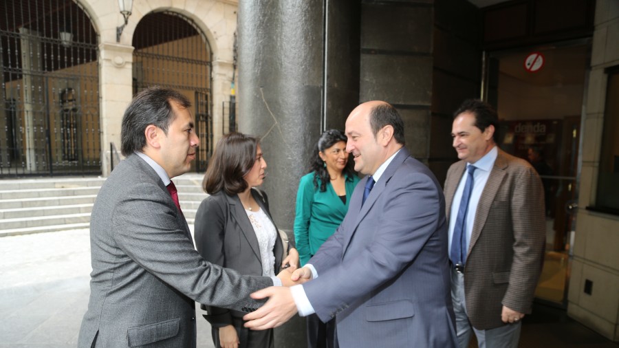 Boliviako Enbaxadore andrearen bisita