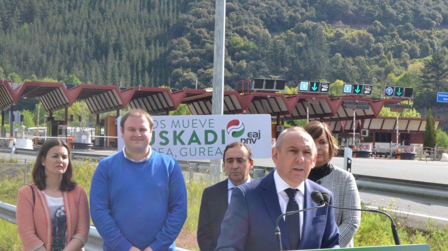 Ramiro Gonzalezek apustua egiten du AP-68aren bidesarian, Bilborako noranzkoan, Aiarako bizilagunei hobaria ematearen alde Ramiro Gonzalezek apustua egiten du AP-68aren bidesarian, Bilborako noranzkoan, Aiarako bizilagunei hobaria ematearen alde
