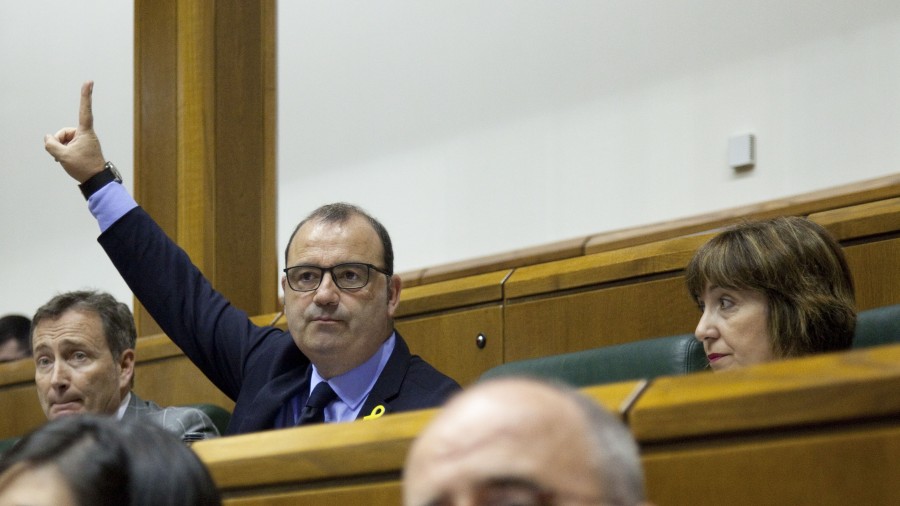 Luke Uribe-Etxebarriak Eusko Legebiltzarra utzi du senatari kargua hartzeko Luke Uribe-Etxebarriak Eusko Legebiltzarra utzi du senatari kargua hartzeko