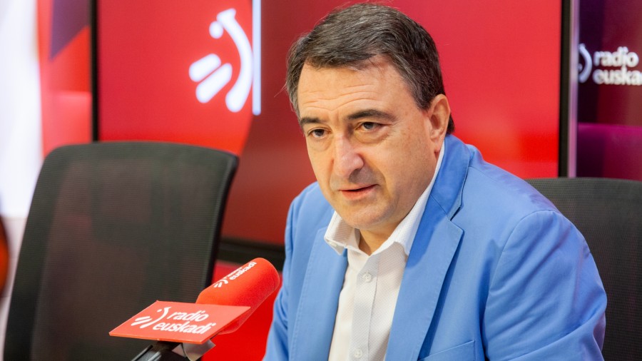 Aitor Estebanek esan du gaur egungo blokeoa datorrela “adosteko kultura faltagatik”, eta kritikatu duenez “batzuek eta besteek EAJren izena erabili dute beren posizioak hobetzeko” Aitor Estebanek esan du gaur egungo blokeoa datorrela “adosteko kultura faltagatik”, eta kritikatu duenez “batzuek eta besteek EAJren izena erabili dute beren posizioak hobetzeko”