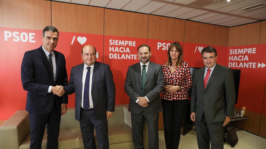 Ortuzarrek Sánchezi adierazi dio EAJ ez dela bere inbestidurarako “inolako oztopo” izango, baina PSOE eta Podemosi eskatu die euskal autogobernua “zorrozki errespetatzea” Ortuzarrek Sánchezi adierazi dio EAJ ez dela bere inbestidurarako “inolako oztopo” izango, baina PSOE eta Podemosi eskatu die euskal autogobernua “zorrozki errespetatzea”