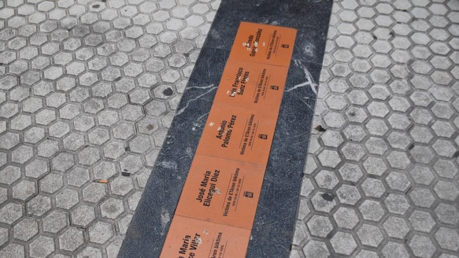 El alcalde condena el ataque “con ensañamiento” a las placas en memoria de víctimas de ETA El alcalde condena el ataque “con ensañamiento” a las placas en memoria de víctimas de ETA