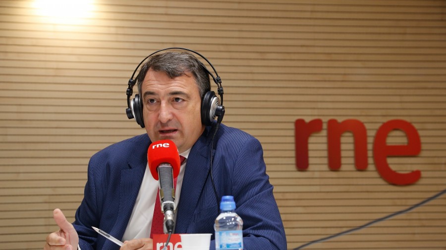 Aitor Esteban, “absolutamente decepcionado” con la política española: “Todo el mundo anda a rólex, buscando la máxima ventaja, y con mucho teatro” Aitor Esteban, “absolutamente decepcionado” con la política española: “Todo el mundo anda a rólex, buscando la máxima ventaja, y con mucho teatro”