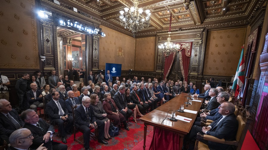 Euskaltzaindia gu guztiok osatzen dugu, euskal hiztun-elkartea osatzen dugun guztiok Euskaltzaindia gu guztiok osatzen dugu, euskal hiztun-elkartea osatzen dugun guztiok