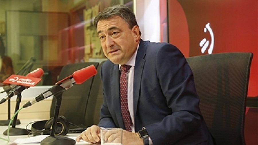 Aitor Esteban: “Sumindu egiten nau Espainiako gobernuak Aurrekontuetan hitzeman ziren proiektuetan koma bakar bat ere ez aldatzeak. Arabako sail ureztatuekin gertatzen den bezala” Aitor Esteban: “Sumindu egiten nau Espainiako gobernuak Aurrekontuetan hitzeman ziren proiektuetan koma bakar bat ere ez aldatzeak. Arabako sail ureztatuekin gertatzen den bezala”