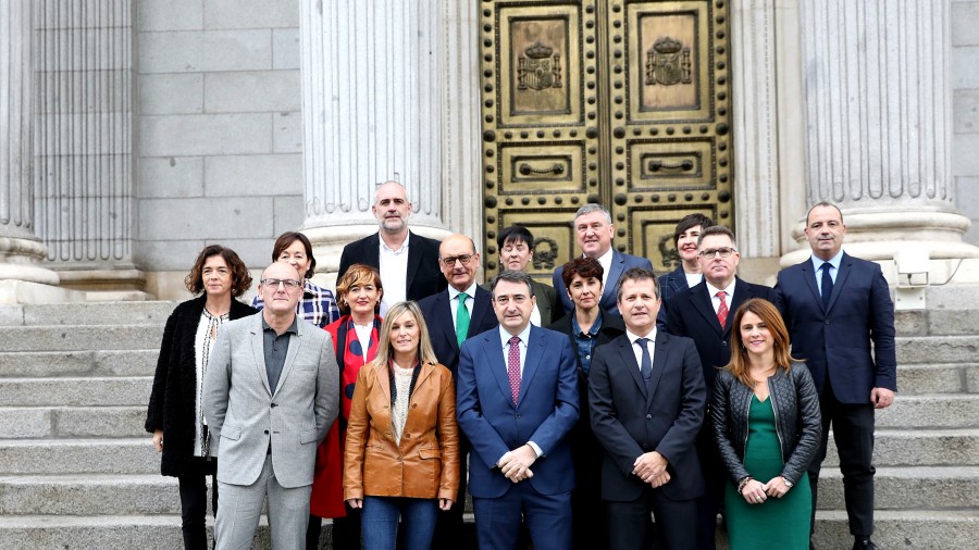 Los 16 hombres y mujeres de EAJ-PNV se acreditan para conformar la principal representación vasca en las Cortes y la única con Grupo en Congreso y Senado 