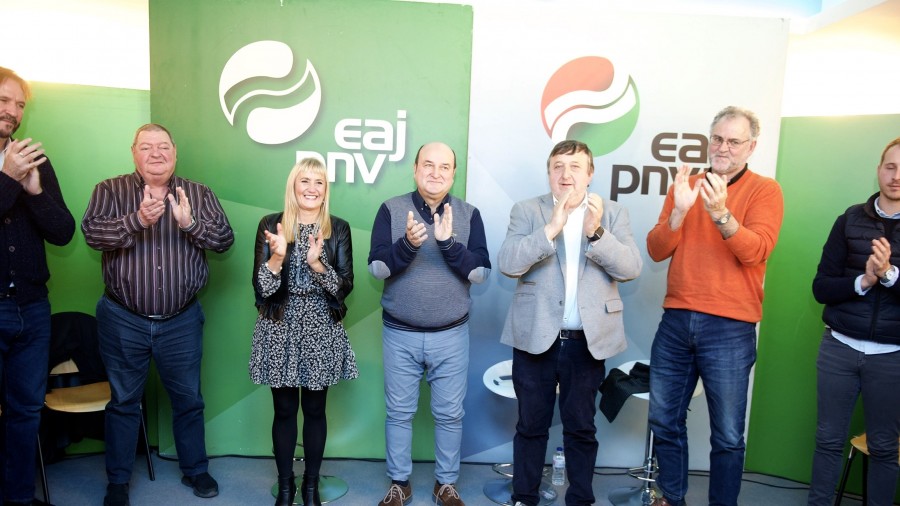 Ortuzar: “Ni Alonso ni Otegi nos van a descentrar: el PNV sigue trabajando para que vascos y vascas decidan su futuro en libertad y democracia” Ortuzar: “Ni Alonso ni Otegi nos van a descentrar: el PNV sigue trabajando para que vascos y vascas decidan su futuro en libertad y democracia”