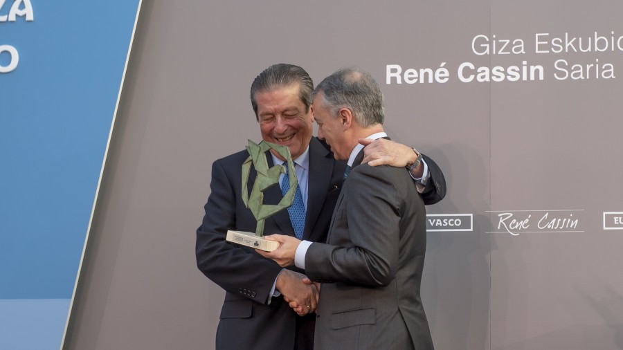 Urkullu Lehendakariak René Cassin 2019 saria eman dio Federico Mayor Zaragozari, Bakeari, Hezkuntzari eta Giza Eskubideei eginiko ekarpenagatik Urkullu Lehendakariak René Cassin 2019 saria eman dio Federico Mayor Zaragozari, Bakeari, Hezkuntzari eta Giza Eskubideei eginiko ekarpenagatik