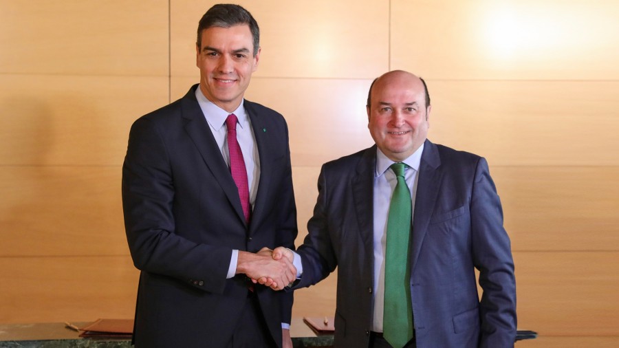 Euskal Agenda garatzeko eta ezberdinen arteko elkarrizketa ahalbidetzen duen inbestidura akordioa izenpetu dute EAJ-PNVk eta PSOEk Euskal Agenda garatzeko eta ezberdinen arteko elkarrizketa ahalbidetzen duen inbestidura akordioa izenpetu dute EAJ-PNVk eta PSOEk