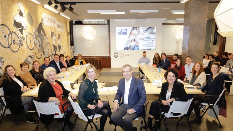 Adinberrik beste 16 proiektu berritzaile bultzatu ditu, gizartearen zahartzeari aurre egiteko Adinberrik beste 16 proiektu berritzaile bultzatu ditu, gizartearen zahartzeari aurre egiteko