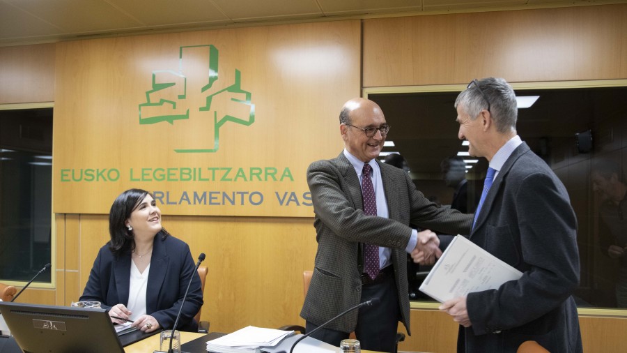 Mikel Legarda comparece en el Parlamento para exponer su propuesta de actualización del Autogobierno Mikel Legarda comparece en el Parlamento para exponer su propuesta de actualización del Autogobierno