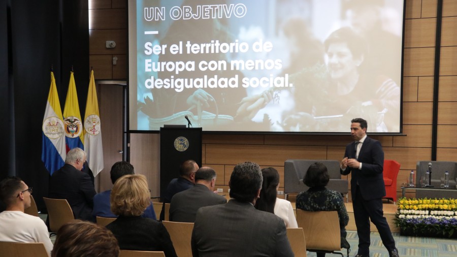 Aldundiak elkarlaneko gobernantza eredua aurkeztu du Universidad Pontificia Javeriana delakoan Aldundiak elkarlaneko gobernantza eredua aurkeztu du Universidad Pontificia Javeriana delakoan