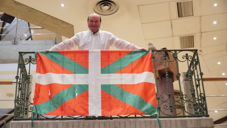 Ortuzarrek euskal herritarrak deitu ditu Aberri Eguna ospatzera “balkoian ikurrina jarriaz eta Covid-19aren biktimen oroimenez minutuko isilunea eginaz” Ortuzarrek euskal herritarrak deitu ditu Aberri Eguna ospatzera “balkoian ikurrina jarriaz eta Covid-19aren biktimen oroimenez minutuko isilunea eginaz”