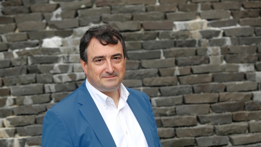 Autonomietako Presidenteen artean “elkarrizketa gehiago eta erabakiak elkarren artean hartzea” eskatu du Aitor Estebanek: “Ez lukete edukirik gabeko fatxada hutsa izan behar” Autonomietako Presidenteen artean “elkarrizketa gehiago eta erabakiak elkarren artean hartzea” eskatu du Aitor Estebanek: “Ez lukete edukirik gabeko fatxada hutsa izan behar”