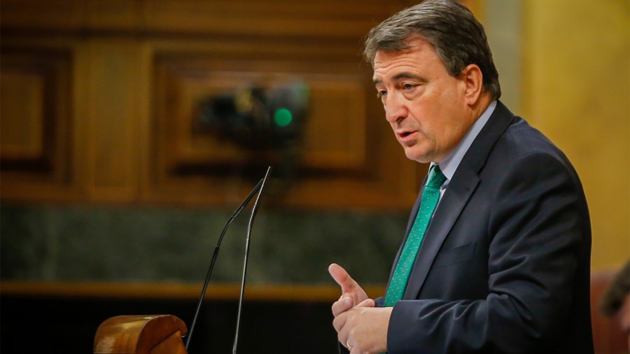 EAJ-PNVk Luzapenari “baietza” emango diola adierazi dio Estebanek Sánchezi, baina “ jarrera aldaketa” exijitu dio elkarrizketan eta Autonomia Erkidegoen parte hartzean, babes hori ematen jarraitzeko EAJ-PNVk Luzapenari “baietza” emango diola adierazi dio Estebanek Sánchezi, baina “ jarrera aldaketa” exijitu dio elkarrizketan eta Autonomia Erkidegoen parte hartzean, babes hori ematen jarraitzeko