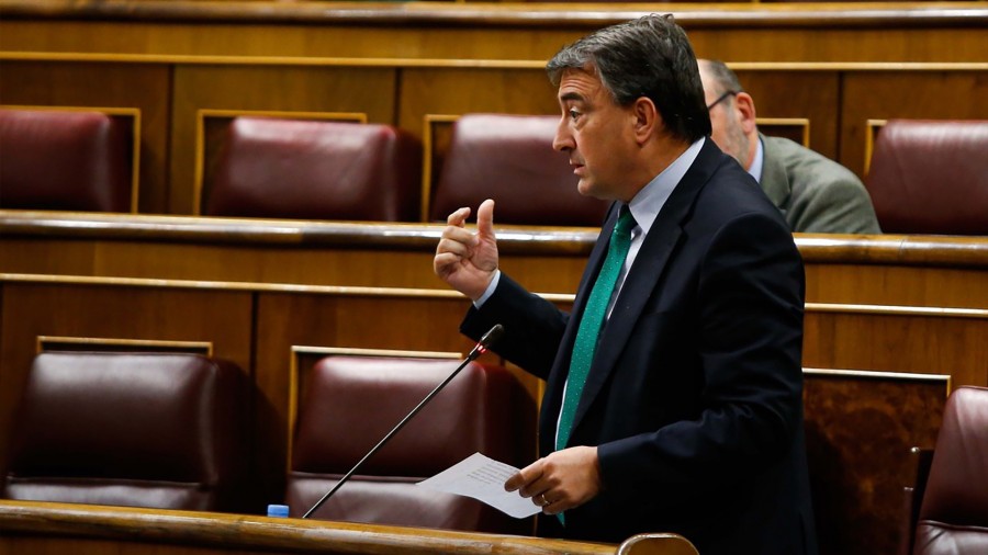 Aitor Estebanek Pablo Iglesiasi: Gutxieneko errentak “arrakasta” izatea nahi baduzu “kide izan ahal dituzunekin gehiago hitz egin eta presa gutxiago” Aitor Estebanek Pablo Iglesiasi: Gutxieneko errentak “arrakasta” izatea nahi baduzu “kide izan ahal dituzunekin gehiago hitz egin eta presa gutxiago”