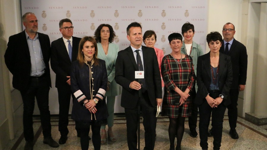 EAJ-PNV reclama al Gobierno central mayor flexibilidad en la concesión de permisos de residencia para no condenar a los jóvenes extranjeros a la irregularidad EAJ-PNV reclama al Gobierno central mayor flexibilidad en la concesión de permisos de residencia para no condenar a los jóvenes extranjeros a la irregularidad